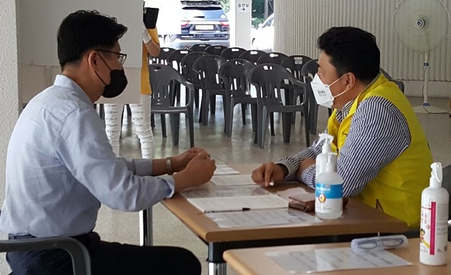 ▲ 김정섭 공주시장이 5일 백제체육관 내 코로나19 예방접종센터를 방문해 종사자를 격려하고 있다.ⓒ공주시