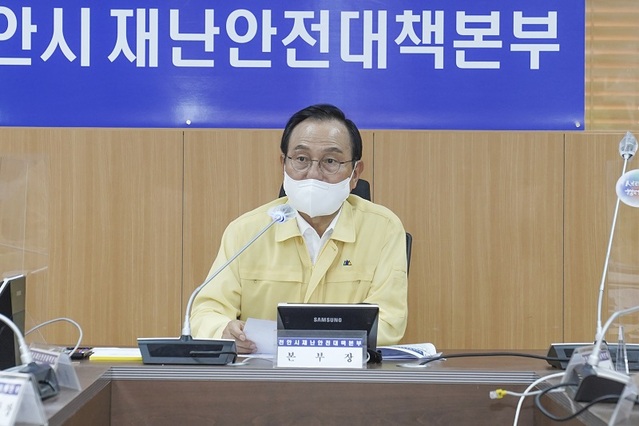 ▲ 박상돈 천안시장이 6일 시청 재난상황실에서 코로나19 대응 대책회의를 주재하고 있다.ⓒ천안시