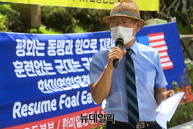 ▲ 6일 오전 광화문 KT빌딩 앞에서 기자회견중인 공자학원 추방 국민운동본부 한민호 대표. ⓒ강민석 기자
