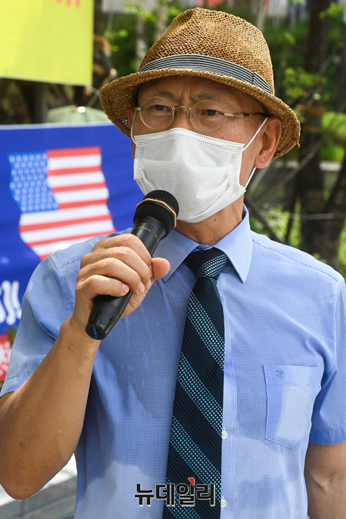 ▲ 6일 오전 광화문 KT빌딩 앞에서 기자회견중인 공자학원 추방 국민운동본부 한민호 대표. ⓒ강민석 기자