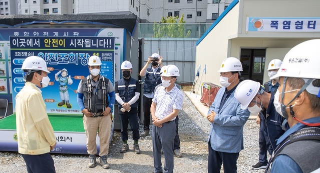 ▲ 최교진 세종교육감이 6일 아름중 제2캠퍼스와 집현중학교 신축 공사 현장을 방문해 공사 관계자들을 격려하고 있다.ⓒ세종교육청