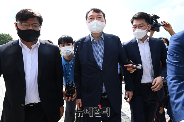 ▲ 윤석열 국민의힘 대선 주자가 지난 4일 오전 서울 종로구 청와대 분수대 앞에서 '드루킹 댓글 조작 사건'과 관련해 문재인 대통령의 사과를 촉구하며 릴레이 1인 시위를 하고 있는 권성동 의원을 만나 대화를 나눈 후 현장을 떠나고 있다.ⓒ강민석 기자