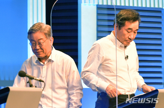 ▲ 이재명, 이낙연 더불어민주당 대선 경선 후보가 지난 4일 오후 서울 마포구 상암동 YTN에서 열린 본경선 2차 TV 토론회를 준비하고 있다. ⓒ뉴시스