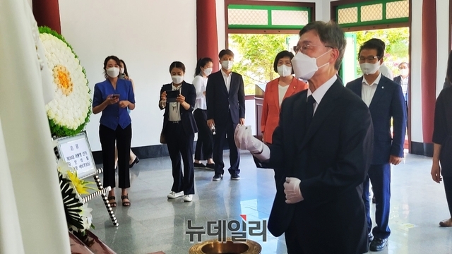 ▲ 최재형 전 감사원장이 6일 오후 대구 동구에 위치한 국립선열공원을 찾아 순국선열에 대한 분향을 하고 있다.ⓒ뉴데일리