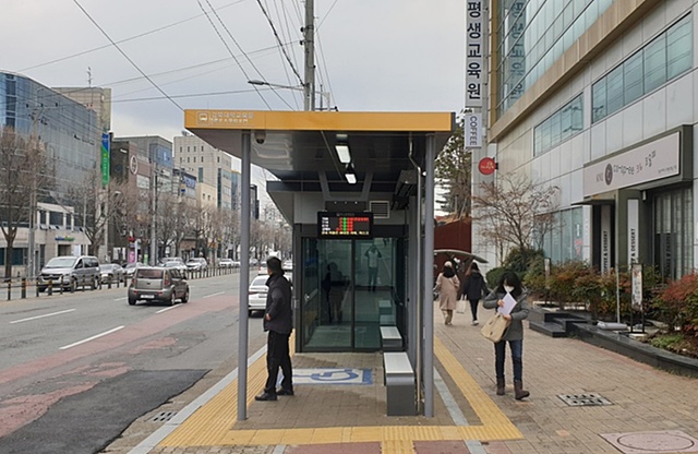 ▲ 대구시는 2023년까지 전체 정류소의 70%에 지붕형 버스승강장을 설치하고(2020년 말 기준 설치율 59.7%) 폭염·한파·미세먼지를 대비한 대구형 행복승강장 확대 설치사업도 함께 추진한다.ⓒ대구시