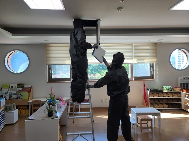 ▲ 대구교육시설지원센터는 4억1000여만 원의 예산을 투입, 대구시교육청 관내 천장형 공기순환기가 설치된 유·초·중·고등학교 111개교, 5358대에 대한 필터를 오는 8월 말까지 교체한다.ⓒ대구시교육청