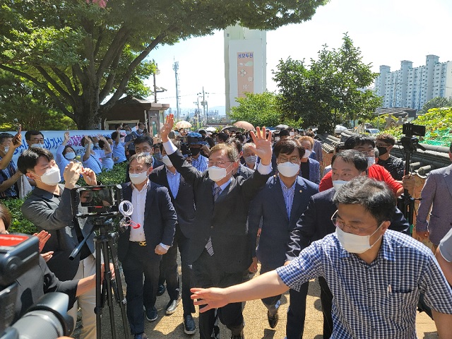 ▲ 6일 경상북도 구미 상모동 박정희 전 대통령 생가를 방문한 최재형 국민의힘 대선 예비후보가 지지자들을 향해 두 손을 들어올려 인사하고 있다.ⓒ손혜정 기자