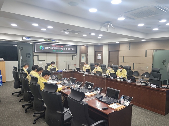 ▲ 경산시(시장 최영조)는 5일 오전 11시에 지속적인 폭염경보에 따른 긴급 상황 판단 회의를 열어 회의 결과 폭염위기 경보 수준을 기존 ‘경계’ 수준에서 ‘심각’ 단계로 격상하였으며 이에 따라 경산시 폭염 대처 재난안전대책본부 1단계 비상 근무에 돌입했다.ⓒ경산시
