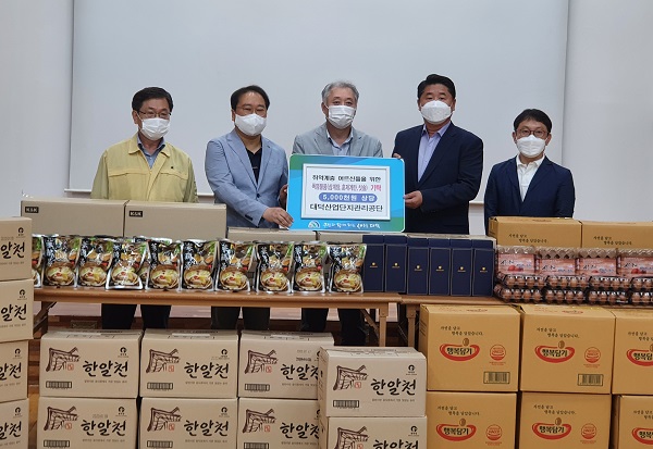 ▲ 대덕산업단지관리공단이 불볕더위 극복을 위한 후원 물품 을 기탁했다.ⓒ대전 대덕구