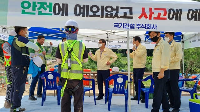 ▲ 하대성 경상북도 경제부지사는 5일 청송군 일원 도로건설 및 하천 공사현장을 찾아 폭염과 코로나19 방역 대책을 점검했다.ⓒ경북도