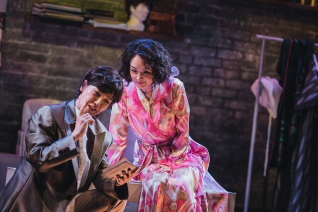 ▲ 연극 '분장실' 공연 장면(서이숙·배종옥).ⓒT2N미디어