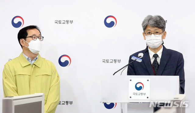 ▲ 이영욱 광주해체공사붕괴사고 중앙건축물사고조사위원장(오른쪽)과 김흥진 국토교통부 국토도시실장이 광주 붕괴사고 조사결과를 발표하고 있다.ⓒ뉴시스