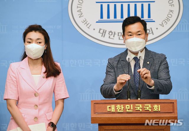 ▲ 국회 문화체육관광위원회 소속 김승수, 김예지 국민의힘 의원이 지난 7월 21일 서울 여의도 국회 소통관에서 더불어민주당의 언론중재법 개정안 강행처리 시도 중단 촉구 기자회견을 하고 있다. ⓒ뉴시스