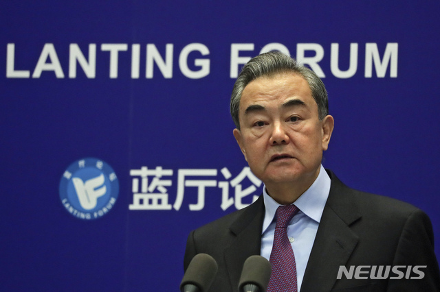 ▲ 왕이 중국 외교 담당 국무위원 겸 외교부장이 지난 2월22일 중국 베이징에 있는 외교부에서 미중 관계 회복에 관한 '란팅포럼'에 참석해 연설하고 있다. 왕이 부장은 '홍콩과 티베트, 신장 등에 대해 중국의 주권을 해치는 행위 중단'과 '민간 교류에 대한 규제 철폐'를 요구했다.ⓒ뉴시스