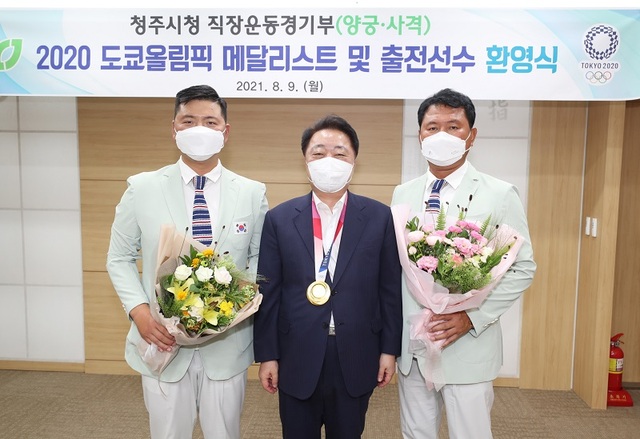 ▲ 사진 왼쪽부터 4번째 김우진 선수, 한범덕 청주시장, 조은영 선수, 홍승진 양궁 남자대표 감독.ⓒ청주시