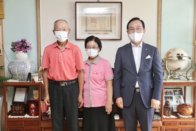 ▲ 박상돈 천안시장이 9일 제76주년 광복절을 기념해 독립유공자 유족을 위문하고 있다.ⓒ천안시