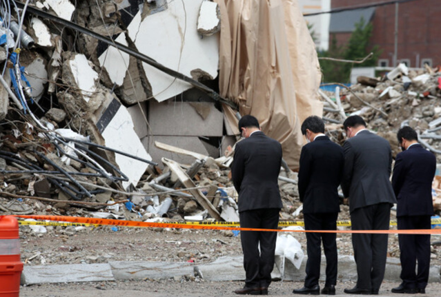 ▲ 정몽규(왼쪽 두 번째) HDC그룹 회장이 광주 학동 철거건물 붕괴 사고 현장을 찾아 헌화한 뒤 묵념을 하고 있다.ⓒ 연합뉴스