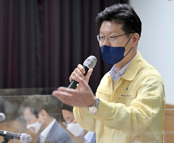 ▲ 김정섭 충남 공주시장이 지난 9일 웅진동에서 열린 읍·면·동 마을발전 토론회에서 모두 발언을 하고 있다.ⓒ공주시