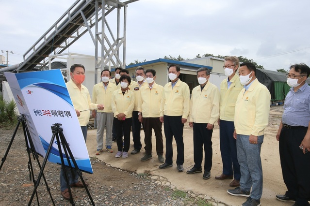 ▲ 경북도의회 농수산위원회(위원장 남진복)는 지속되는 폭염으로 양식어가의 피해가 늘어남에 따라 포항시 남구 구룡포읍과 장기면에 소재한 양식장을 방문해 고수온 피해상황과 대응책을 점검하고 어업인을 격려했다.ⓒ경북도의회