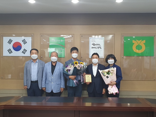 ▲ 경북농협(본부장 김춘안)은 2020년 ‘함께하는 올해의 청년농업인상’ 수상자로 성주 ‘섬뜰농장’ 박상현 대표(월항농협)와 ‘땅이 준 선물’ 이복락 대표(예천농협)가 선정됐다고 밝혔다.ⓒ경북농협