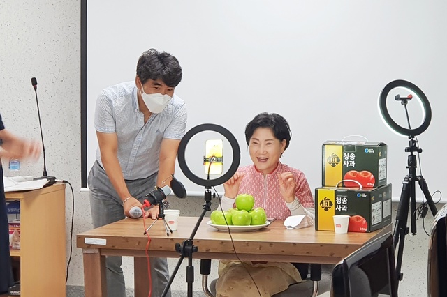▲ 청송군(군수 윤경희)은 농업기술센터가 새로운 판로개척을 희망하는 농업인 19명 대상으로 진행한 라이브커머스 교육이 지난 9일 성황리에 종료되었다고 밝혔다.ⓒ청송군