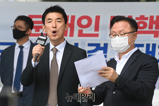 ▲ 기자회견에서 발언하고 있는 이명규 변호사와 이동호 국민혁명당 사무총장의 모습. ⓒ강민석 기자