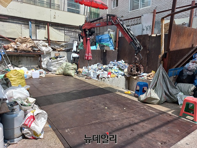 ▲ 은평구 갈현동 고물상 '행복자원'. 가운데 위치한 철판 위에 수레를 올리면 자동으로 무게가 측정된다. ⓒ이건율 기자