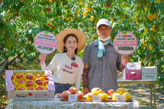 ▲ 영덕군은 코로나19로 인해 직거래 판매에 어려움을 겪고 있는 농가를 위해 뉴노멀시대의 새로운 유통경로인 라이브커머스를 도입 시행하고 있다.ⓒ영덕군