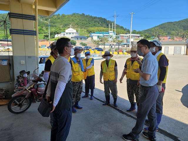 ▲ 채용된 바다환경지킴이는 해안변에 산재한 폐어망·초목류, 스티로폼등을 집중 수거 중에 있으며 지난 1일 기준으로 해양쓰레기 197톤을 수거 및 처리했다.ⓒ영덕군