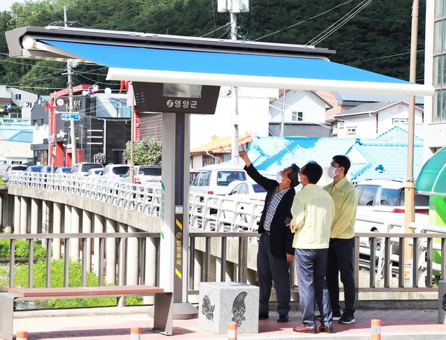 ▲ 오도창 영양군수는 9일 노인 등 안전취약계층이 주로 이용하는 영양전통시장 인근과 청송영양축협 앞 교량 통행로에 설치한 스마트 그늘막 현장을 방문했다.ⓒ영양군