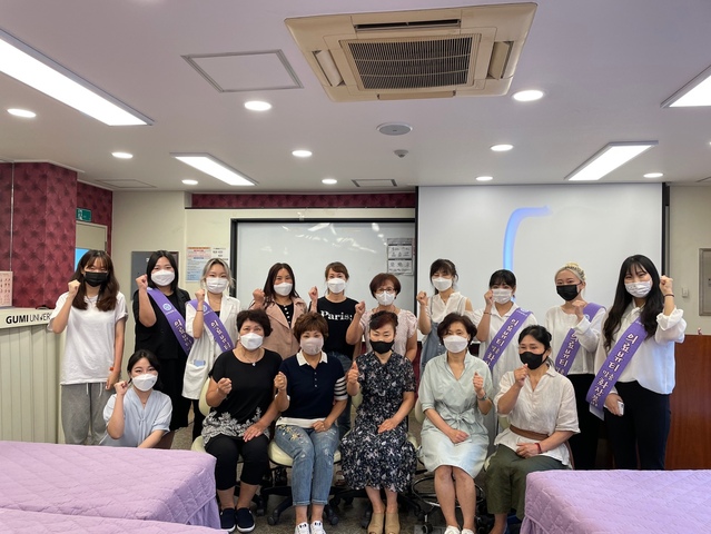 ▲ 경북도민행복대학 구미캠퍼스는 여름방학을 맞아 학생들에게 다양한 직업과 일의 세계에 대한 정보를 제공하고자 진로탐색과 진로설계에 도움을 주는 여름방학 직업체험 프로그램을 운영한다.ⓒ구미시