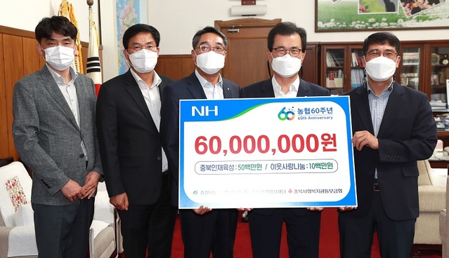 ▲ 왼쪽부터 김영준 충북농협 노조위원장, 서덕문 NH농협은행 충북영업본부장, 염기동 충북농협본부장, 이시종 충청북도지사, 박익규 충북인재양성재단 사무국장.ⓒ충북농협