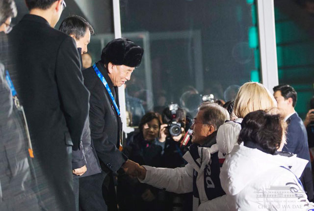 2018년 2월 평창동계올림픽 개막식 당시 문재인 대통령과 악수를 하는 김영철 노동당 통일전선부장. ⓒ청와대 제공.