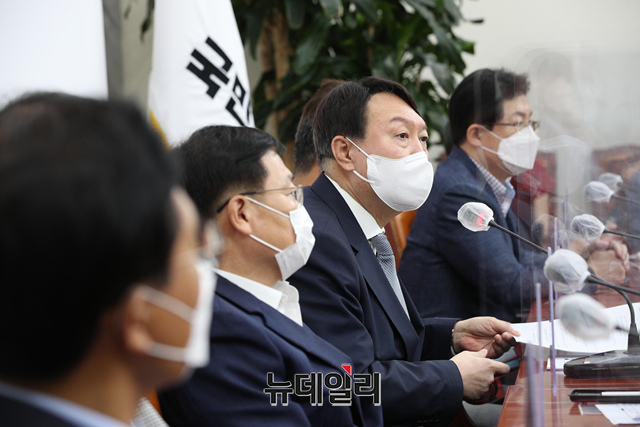 ▲ 윤석열 국민의힘 대선 예비후보가 11일 오전 국회에서 열린 '더 큰 국민의힘 재선의원 간담회'에서 모두발언을 하고 있다.ⓒ이종현 기자