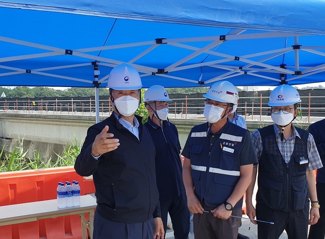 ▲ 박무익 행정중심복합도시건설청장이 11일광역간선급행버스체계(BRT)와 청주국제공항 오송~청주(2구간) 광역도로 건설현장을 방문해 방역수칙 등 현장을 점검하고 있다.ⓒ행복청