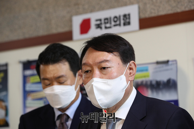 ▲ 윤석열 국민의힘 대선 예비후보가 11일 오전 국회에서 열린 '더 큰 국민의힘 재선의원 간담회'를 마치고 기자들의 질문에 답하고 있다.ⓒ이종현 기자