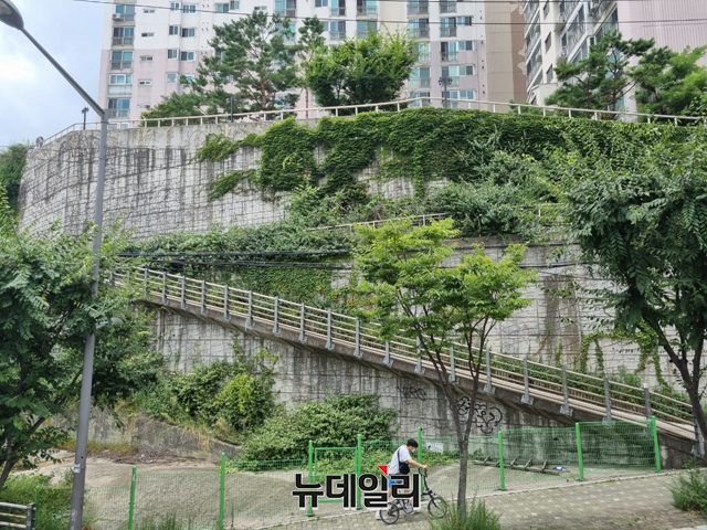 ▲ 서울 마포구에 위치한 한 아파트 단지 앞 언덕을 오르고 있는 시민의 모습. ⓒ이지성 기자