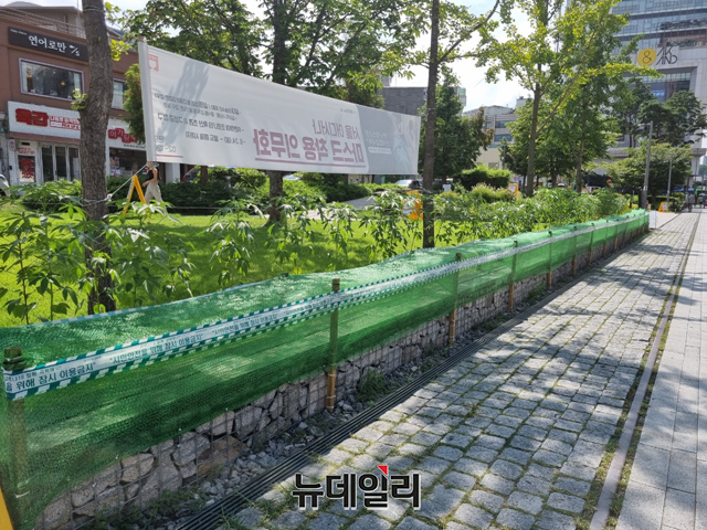 ▲ 서울 마포구 연남동에 있는 철도길 공원 벤치엔 이용을 제한하는 테이프가 쳐져 있다. ⓒ이지성 기자