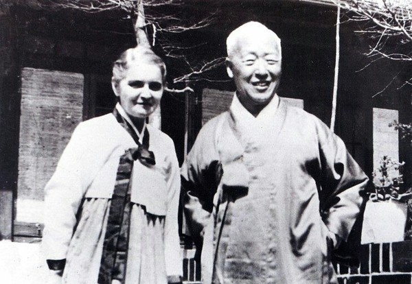 ▲ 1948년 이화장 본채에서 이승만 건국 대통령과 영부인 프란체스카 도너 리 여사의 모습.ⓒ