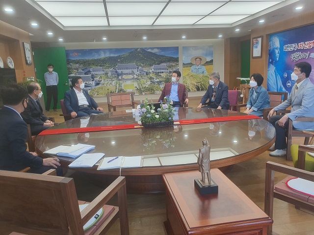▲ 군위군의회 대구광역시편입추진특별위원회 및 통합공항이전특별위원회는 지난 10일 이철우 도지사를 만나 군위군 대구편입 촉구를 위한 면담을 가졌다.ⓒ군위군