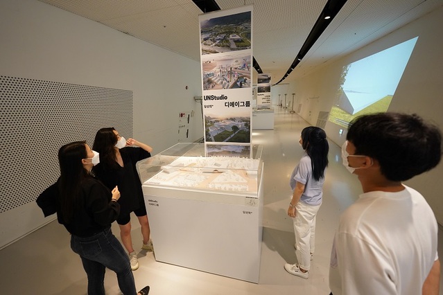 ▲ 충남도가 오는 16일까지 서울 동대문디자인플라자(DDP) 디자인둘레길 전시관에서 충남미술관 국제지명설계공모에 출품된 작품을 전시하고 있다. 사진은 입상작 전시 작품.ⓒ충남도