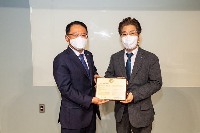 ▲ (왼쪽부터) 강명수 한국표준협회장, 이용한 DGB대구은행 부행장보.ⓒDGB금융그룹