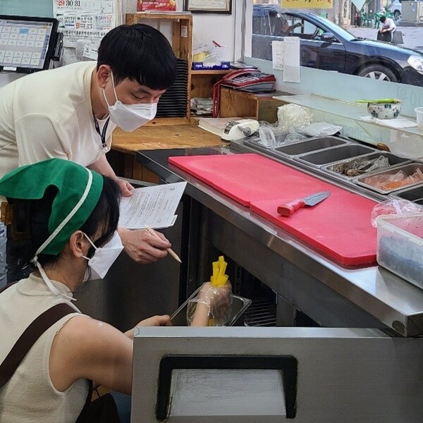 ▲ 대전 중구청이 최근 관내에서 식중독 사건이 발생하자 김밥 등 분식점을 대상으로 위생 긴급 점검을 실시하고 있다.ⓒ대전 중구