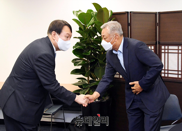 ▲ 윤석열 국민의힘 대선 예비후보(왼쪽)가 12일 오전 서울 종로구 국민캠프에서 진행된 코로나19 대책 마련을 위한 전문가 간담회에서 강준구 일산차병원 병원장과 악수를 하고 있다. ⓒ(사진=공동취재단)