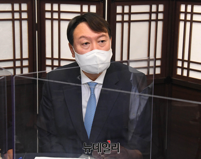 ▲ 윤석열 국민의힘 대선 예비후보(왼쪽)가 12일 오전 서울 종로구 국민캠프에서 진행된 코로나19 대책 마련을 위한 전문가 간담회에서 강준구 일산차병원 병원장과 악수를 하고 있다. ⓒ(사진=공동취재단)