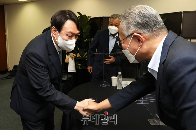 ▲ 윤석열 국민의힘 대선 예비후보(왼쪽)가 12일 오전 서울 종로구 국민캠프에서 진행된 코로나19 대책 마련을 위한 전문가 간담회에서 박은철 연세대 예방의학과 교수와 악수를 하고 있다. ⓒ(사진=공동취재단)