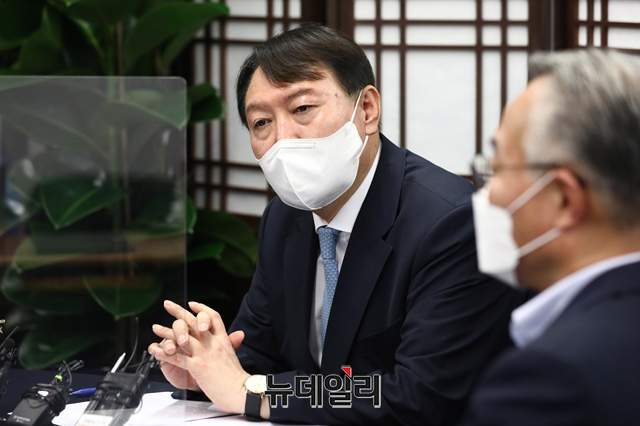 ▲ 윤석열 국민의힘 대선 예비후보(왼쪽)가 12일 오전 서울 종로구 국민캠프에서 진행된 코로나19 대책 마련을 위한 전문가 간담회에서 박은철 연세대 예방의학과 교수와 악수를 하고 있다. ⓒ(사진=공동취재단)