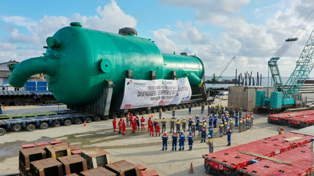 ▲ 현대엔지니어링이 인도네시아에서 수행중인 '인도네시아 발릭파판 정유공장 고도화 프로젝트' 현장으로 운송한 3기 중량물중 분리기 하역을 완료한 모습. ⓒ 현대엔지니어링