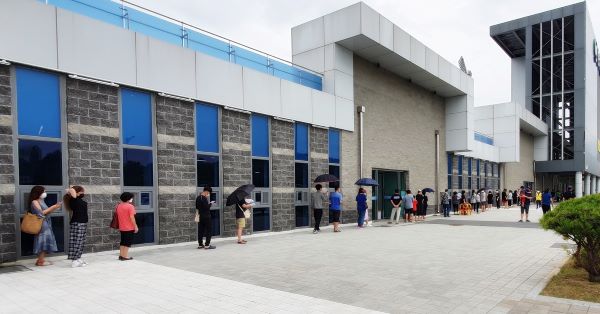 ▲ 충주시가 선별진료소를 확대 운영하는 등 코로나 방역에 행정력을 총동원하고 있다.ⓒ충주시