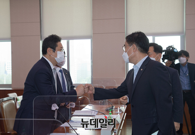 ▲ 황희 문화체육관관부 장관이 12일 오전 국회에서 열린 문체위 전체회의에 참석해 최형두 국민의힘 의원과 주먹인사를 하고 있다.ⓒ이종현 기자